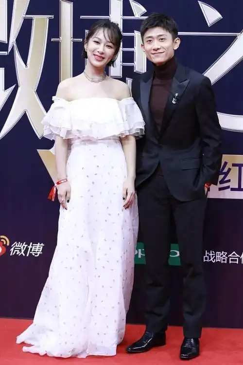 杨紫张一山同框挺带感一字肩花裙温柔甜美气质越来越好了