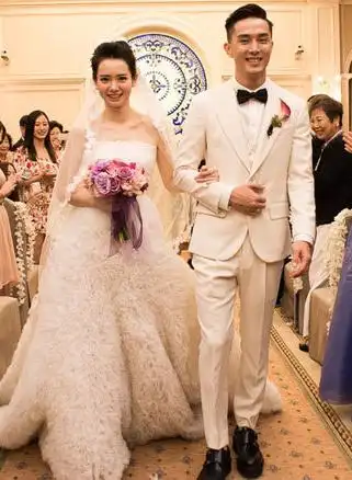 图李承铉戚薇结婚照曝光夫妻谈日常甜蜜拥抱虐狗