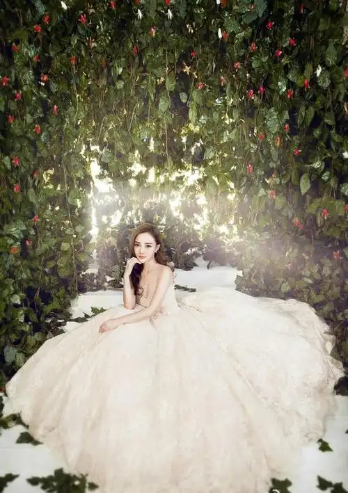 李小璐拍摄婚纱写真公开 优雅与美艳并存