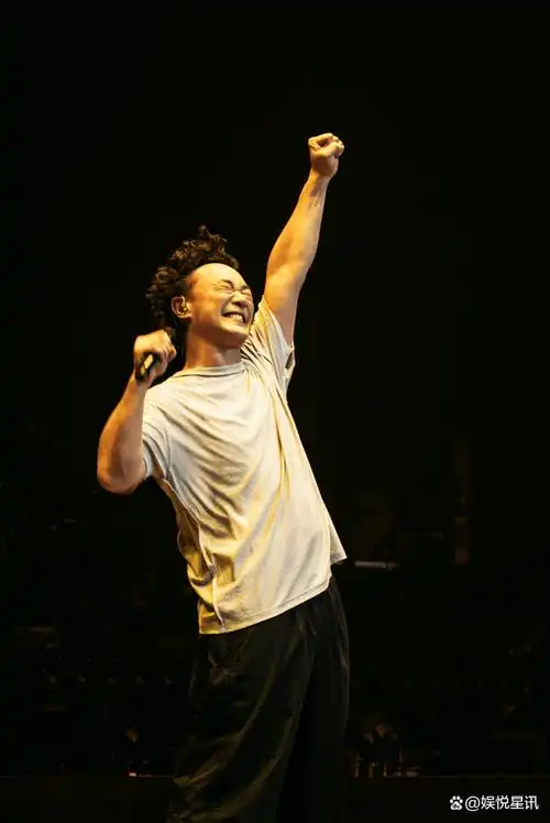 盛着歌迷的热情,昨晚,eason陈奕迅的第三场演唱会再度在红馆举行!