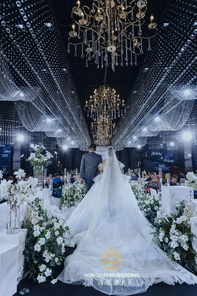 婚礼现场-婚纱背影杀.一件婚纱最美的文案都在爱情里,穿上它的 - 抖音