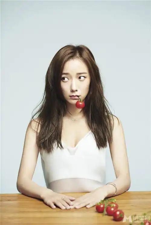 王珞丹薄纱低胸白衣清新文艺登封面