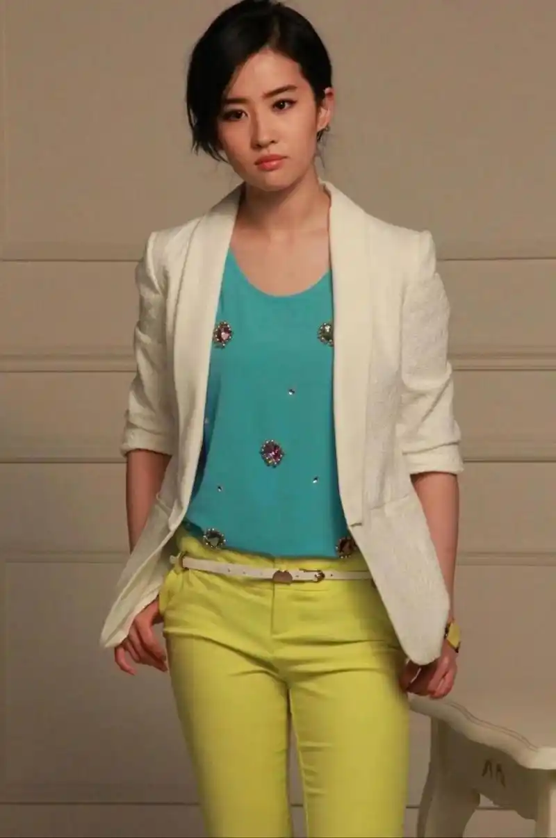 刘亦菲代言一款品牌服装的照片,人太美了,什么衣服穿到她身上都好看.