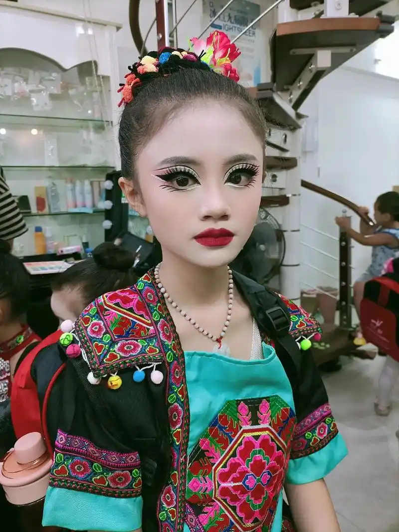 很多人可能第一眼看觉得夸张吓人,舞台妆主要呈现的是在 - 抖音