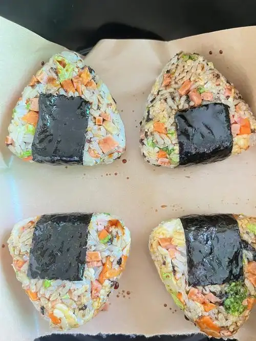 拿来做这个日式饭团真滴绝啦,好吃到停不下来,做法也简单食材准备