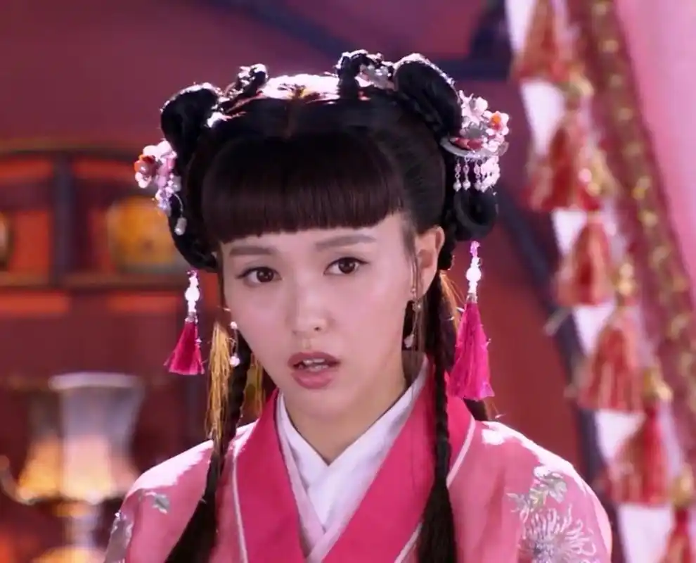 在由唐嫣和霍建华主演的《金玉良缘》中,唐嫣饰演玉麒麟,为了确认金