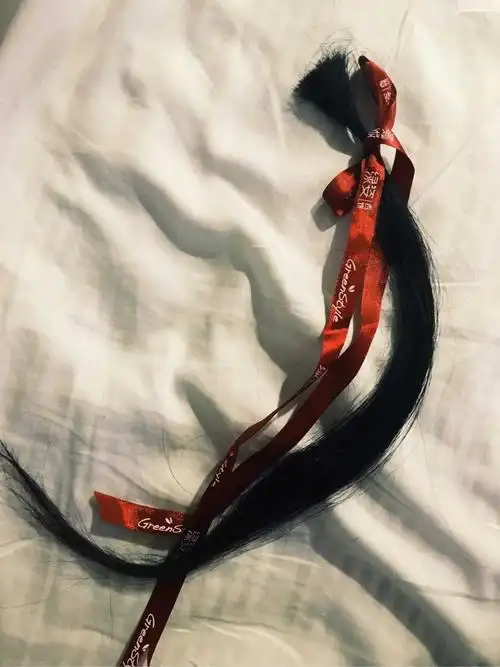 剪一缕头发下来 系一根红绳 送给他   显示全部