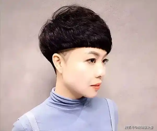 不等式盖头指的是一边长一边短的效果,盖头的部位主要集中在鬓角和后