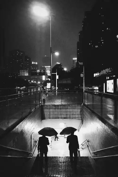 2015年4月9日,雨中的广州大道,通向地下隧道的入口,两个相似的路人