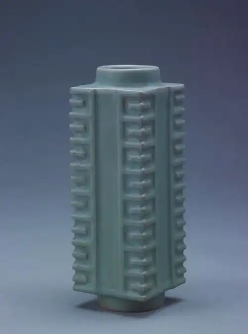 琮式瓶南宋时出现,为龙泉窑典型器物.