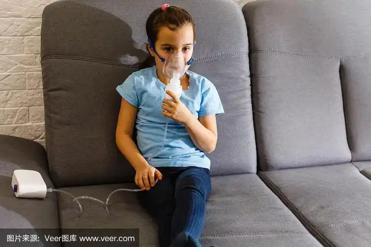 儿童哮喘吸入器吸入喷雾器蒸汽生病咳嗽概念水平