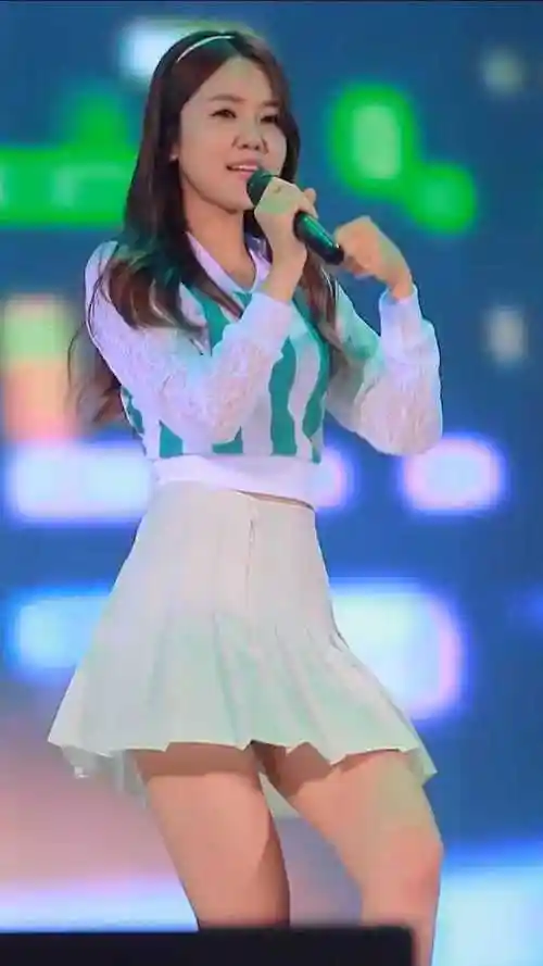 清纯漂亮的娇小妹子穿短裙跳舞 男人们疯狂了