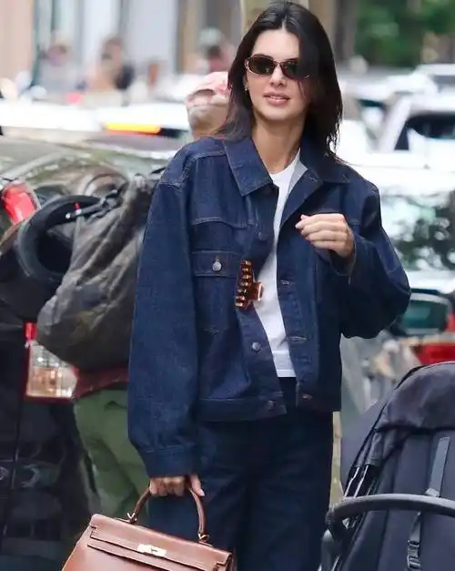 kendall jenner纽约街拍最近都是开开心心的欧美明星街拍超话