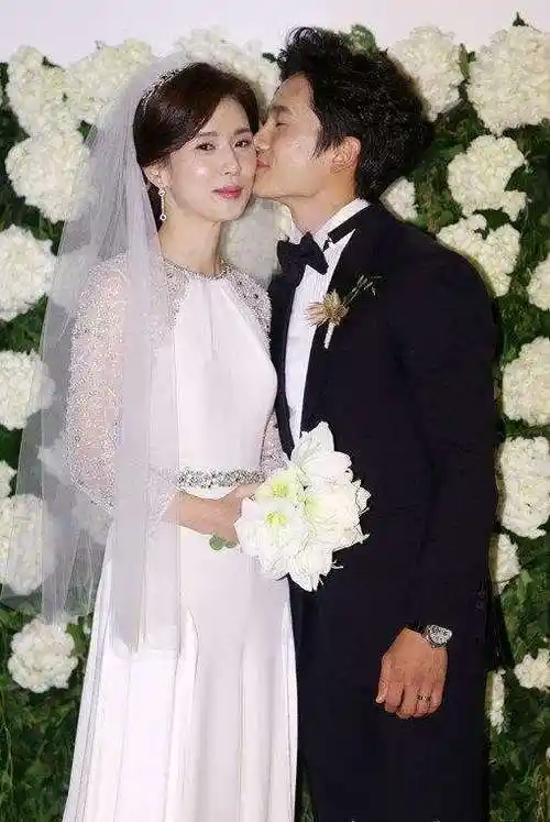 p>李宝英(         ),1979年1月12日出生于首尔,韩国女演员.