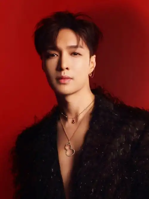 张艺兴深v真空羽毛造型##时尚日报