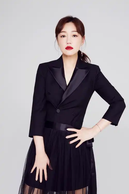 薛佳凝秋日写真释出 《光荣时代》收视口碑双丰收