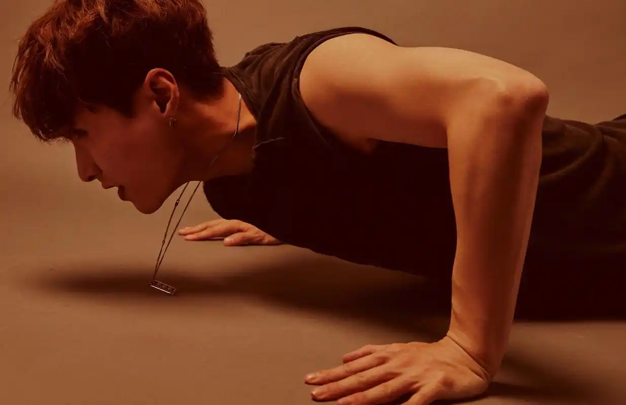 张艺兴发布最新时尚写真,由冯志凯掌镜光影质十足,侧颜俊朗精致撩人