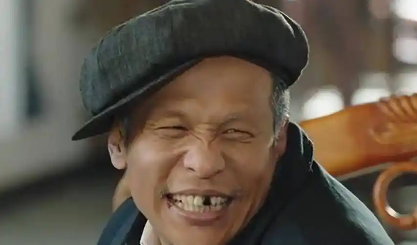 而宋小宝因小品《相亲》走红后,却没有在这两部响当当的生活剧中出现