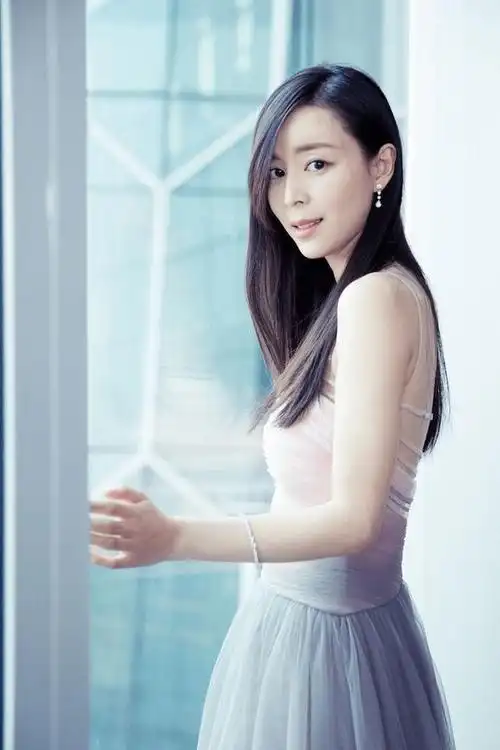 张静初43岁撩人照曝光,惊艳凹凸身材引关注!_图片_气质_才华