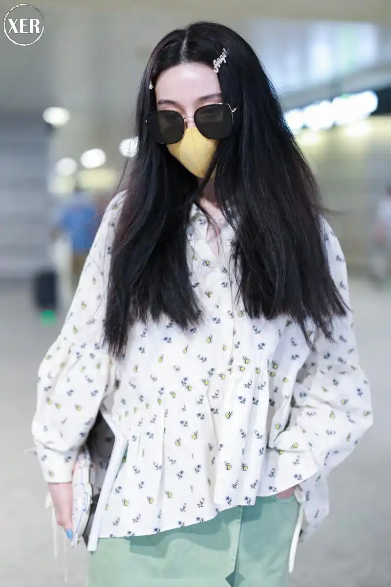 路透 | 2020年7月25日,演员范冰冰 现身首都机场,波点清新白衫搭配雅