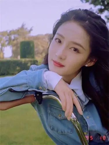 气质女明星李沁高清生活照