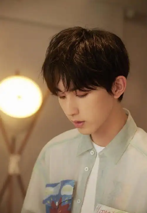 郭俊辰清新帅气夏日写真图片