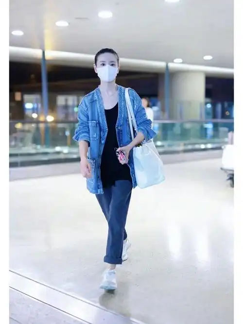 不同于一些时尚圈的标配身高,董洁用她独特的穿搭方式向世界展示了简