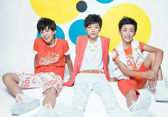 易烊千玺2013年2月6日以tfboys成员身份正式出道,队友是王俊凯和王源.