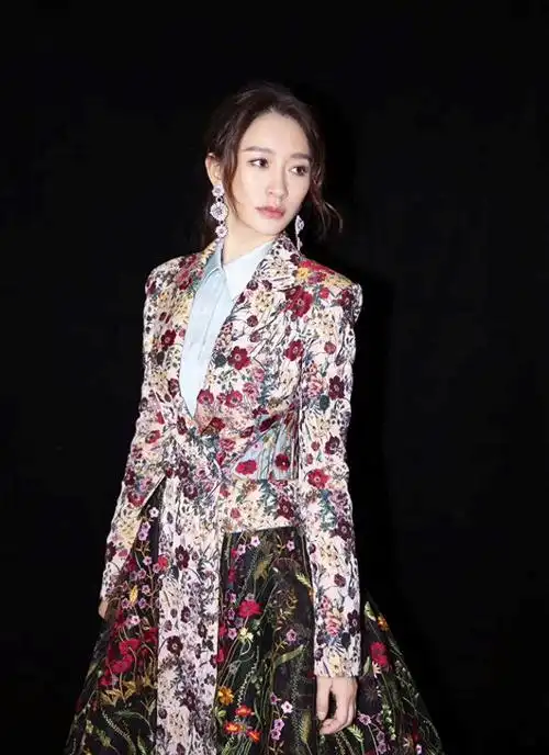 李小冉就是耐看穿刺绣西装搭配纱质半身裙极具古典韵味