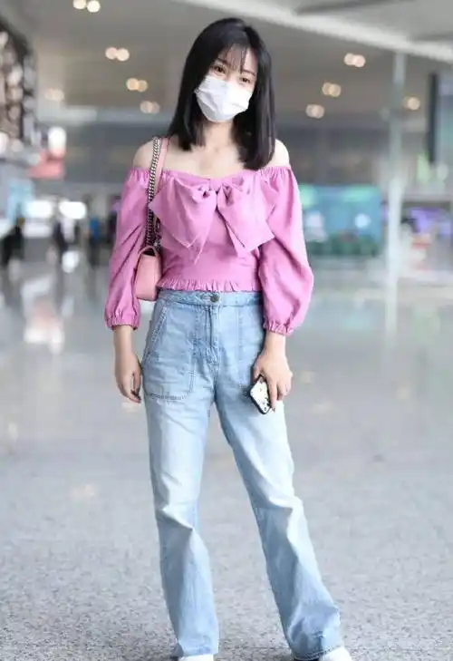 柳岩现身动物园被偶遇,穿着普通一点不性感,而且白的发光,但身高是