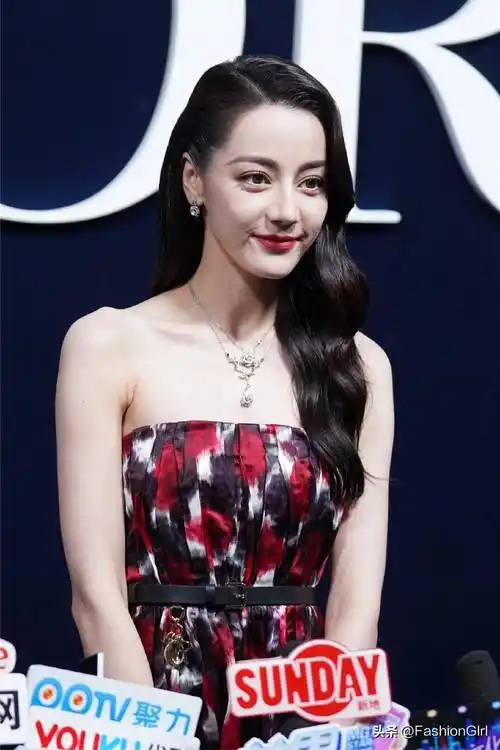 迪奥这一夜,迪丽热巴生图脸部崎岖,杨采钰老气,江疏影没翻车_dior