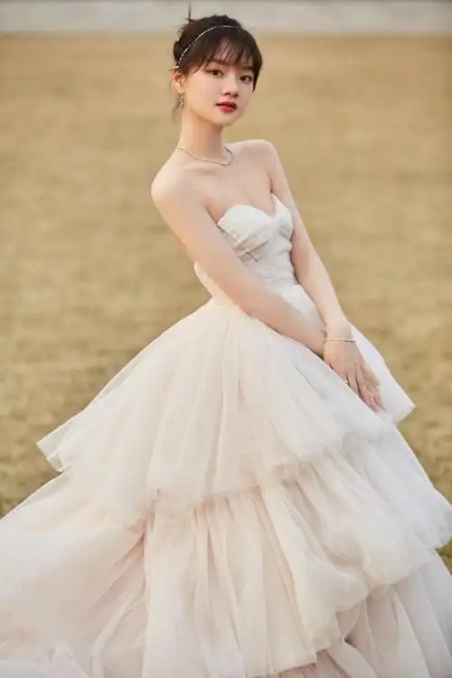 任敏白色抹胸蛋糕裙妩媚性感写真