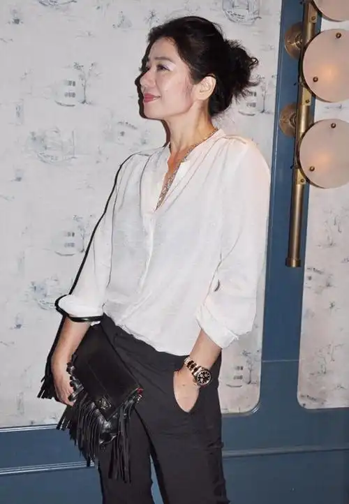 年过半百的钟楚红穿西装配深v蕾丝裙秀身材呈现出高级美感