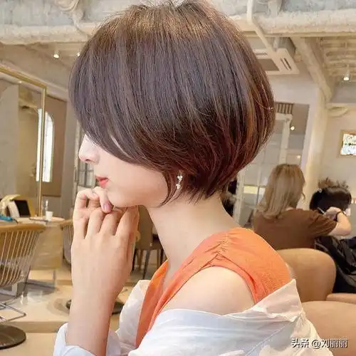 今年流行"四好"层次短发,立体蓬松很精致,适合大多数女性|短发|发型