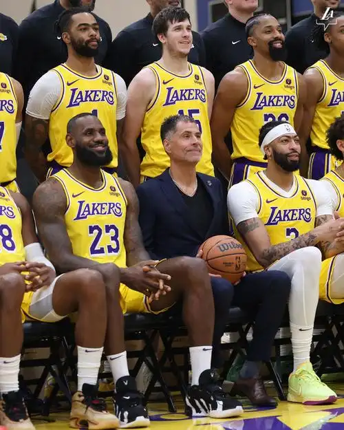 湖人全队大合影!