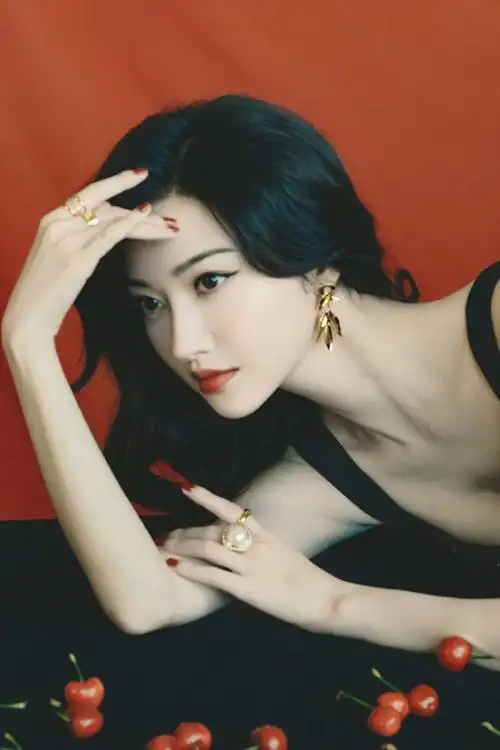 景甜身穿黑色吊带裙深v设计十分性感