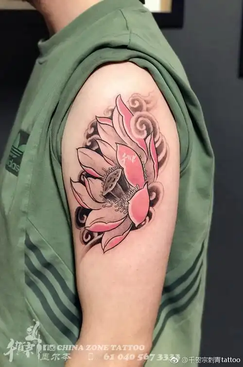 大臂粉色莲花纹身图案
