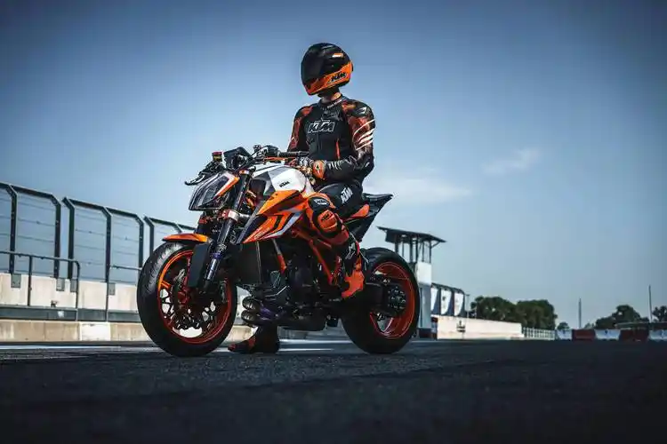 2022ktm1290supedukerrevo户外特写1