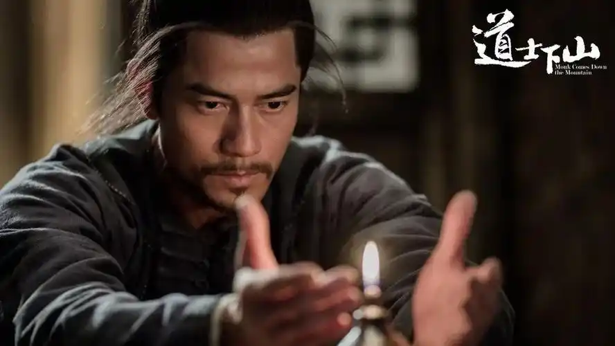 郭富城演过各种各样的角色,既有像步惊云这样造型炫酷,性格刚烈的古装