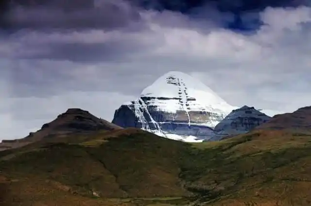 冈仁波齐峰是史前的金字塔吗?为何有外国人也来朝圣