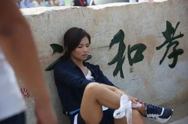 刘涛抹胸裙现身