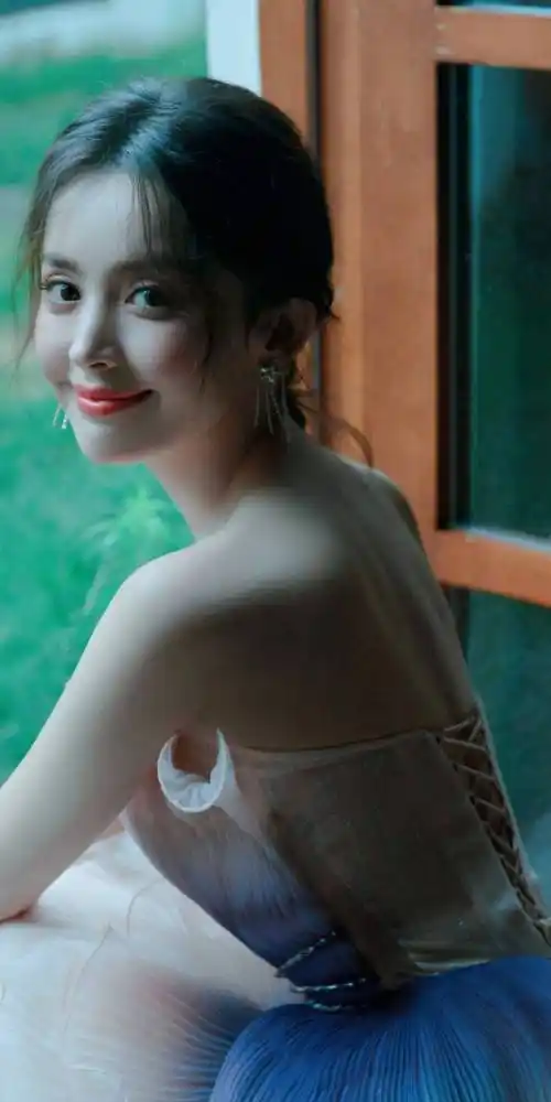 古力娜扎写真组图:抹胸纱裙,优越的锁骨美背,性感迷人_女性_的力量