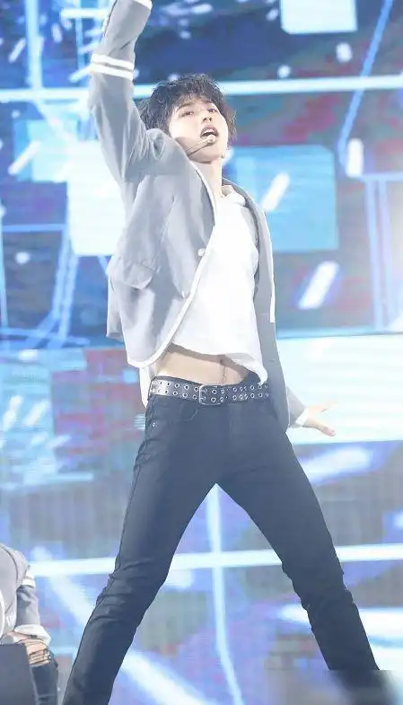 肖战也稍微有一点胸毛,而且身上的肌肉也比较发达