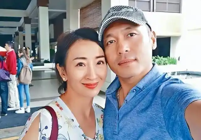 状态冻龄气质佳,与富商丈夫坚持丁克不生小孩