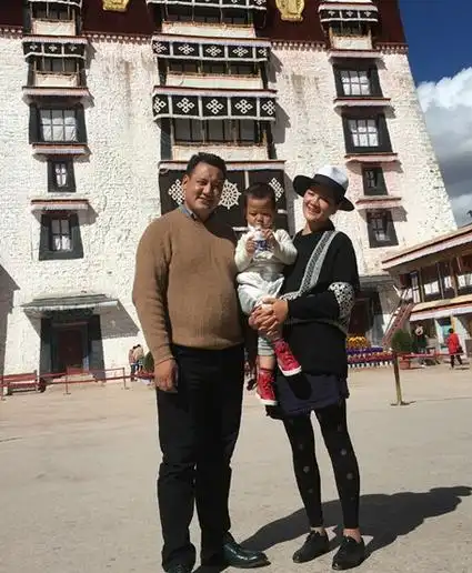 33岁"高原歌后"降央卓玛近照,儿子可爱,老公没人认识