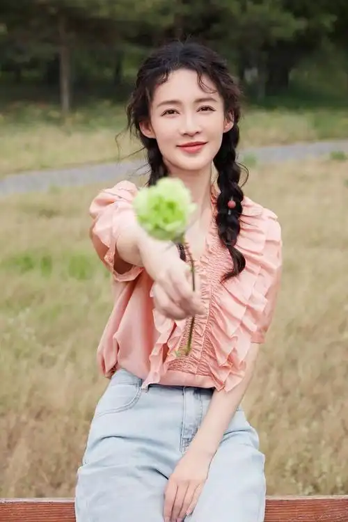 李沁变身夏日元气少女笑容甜美穿搭好亮眼