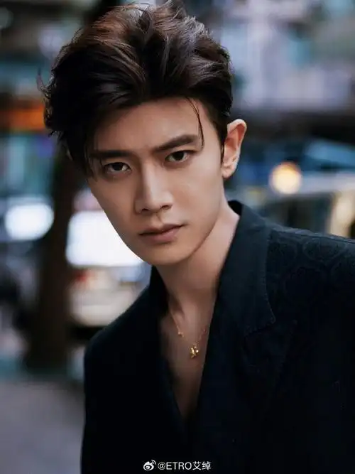 品牌代言人@任嘉伦allen身着#etro2023假日系列#亮相#2023爱奇艺尖叫