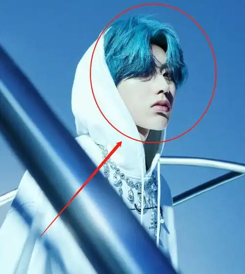 本以为蔡徐坤银发够绝直到看他蓝发造型拍大片是撕漫男无疑了