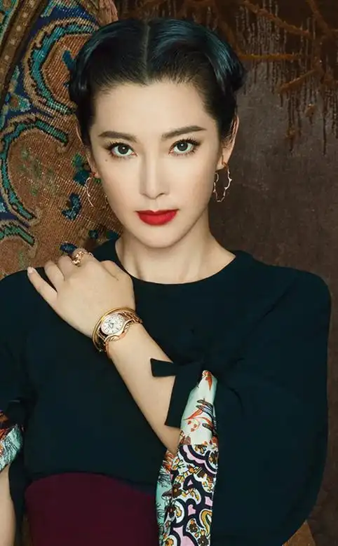 49岁李冰冰近照曝光,面部臃肿僵硬撞脸刘晓庆,珠光宝气待遇高