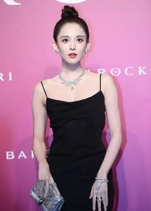 古力娜扎有多美穿黑色吊带裙腰间大方典雅好身材让人羡慕